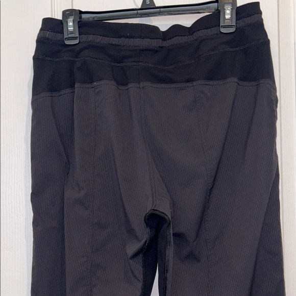 Lululemon Women’s Dance Studio Mid-Rise Crop 25", Size 10 - Picture 13 of 16